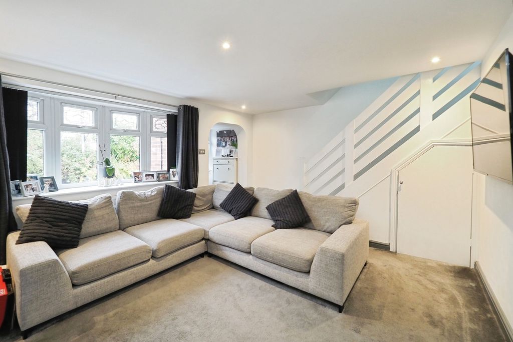 Property photo 3 of 17 Lounge