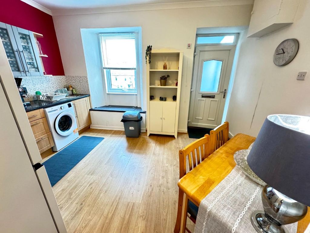 Property photo 3 of 27 Dining Kitchen