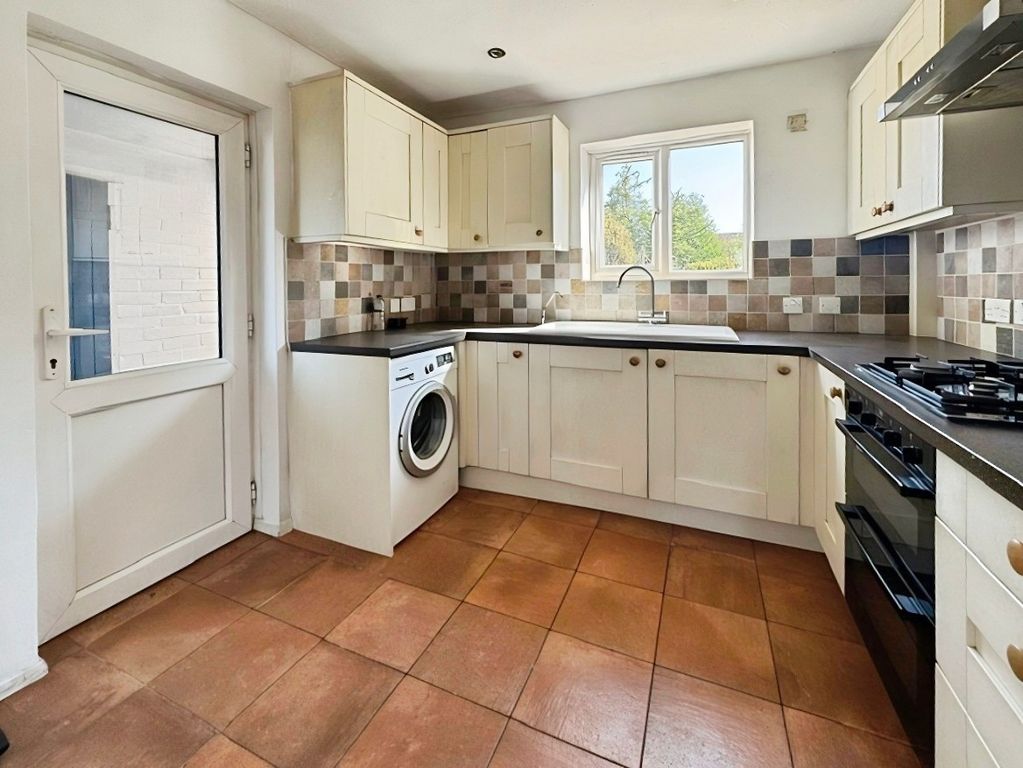 Property photo 3 of 9 Kitchen