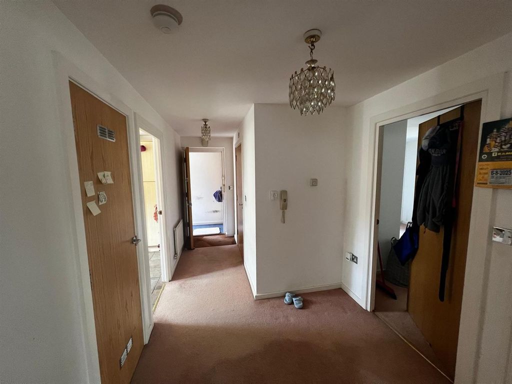 Property photo 3 of 10 Ent Hall.Jpg