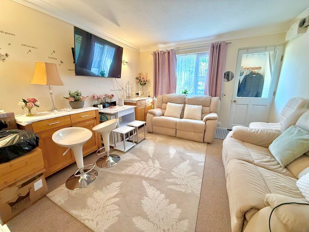 Property photo 2 of 13 Lounge