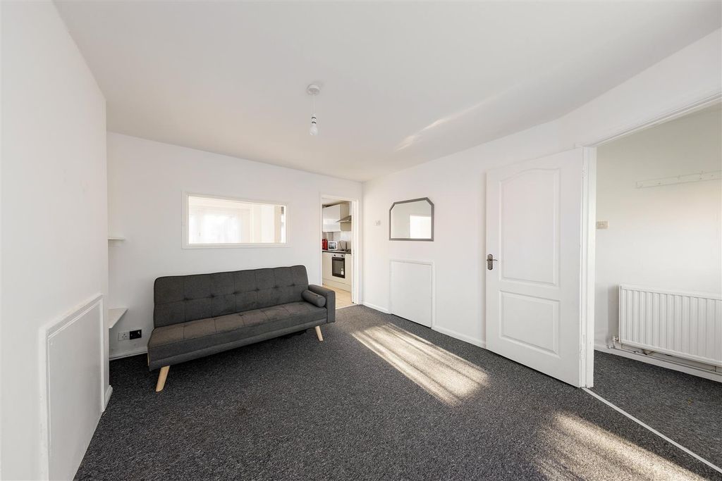 Property photo 2 of 19 Aubrey Road E17