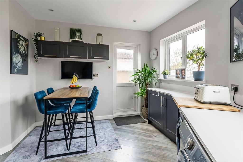 Property photo 3 of 16 14-Yarm-Close-19.Jpg