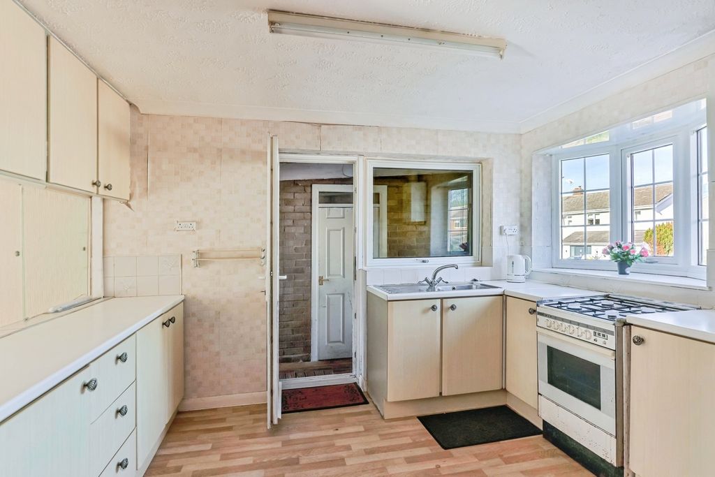 Property photo 3 of 16 Kitchen