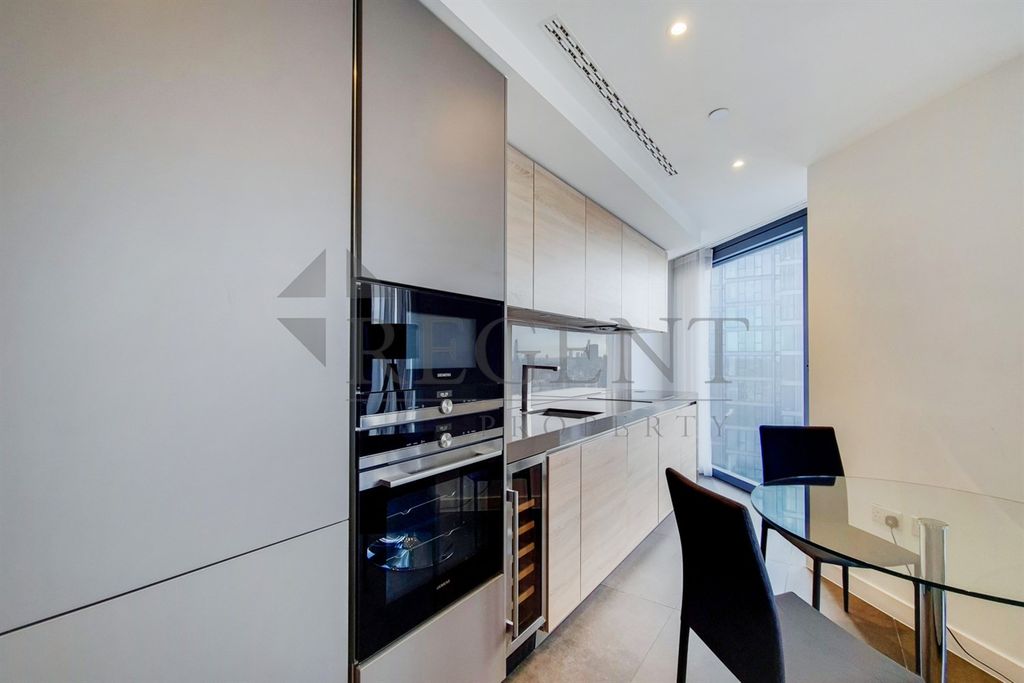 Property photo 3 of 10 Kitchen