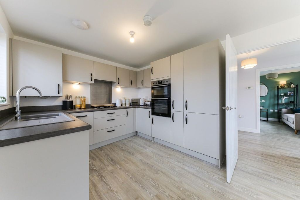 Property photo 3 of 18 Kitchen