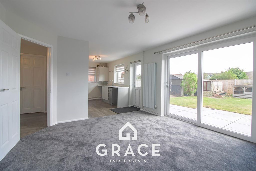 Property photo 3 of 14 Lounge