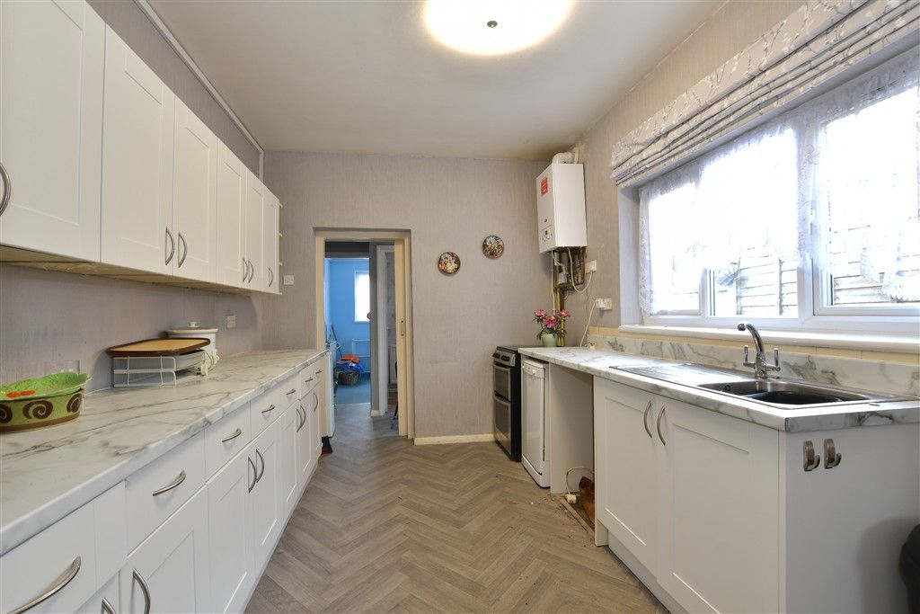 Property photo 3 of 10 Kitchen