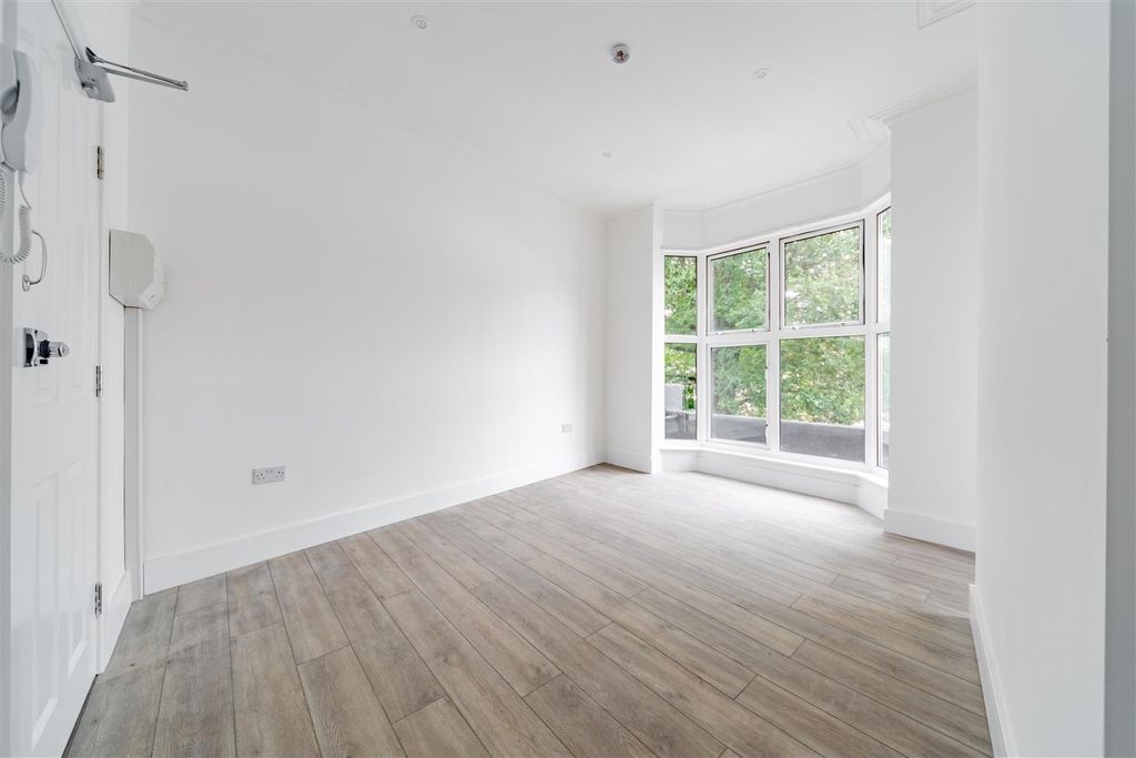 Property photo 3 of 8 Studio