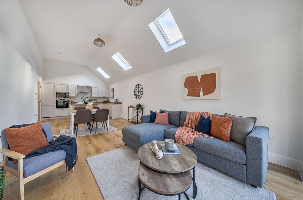 Property photo 2 of 16 1398121-11-696A42...