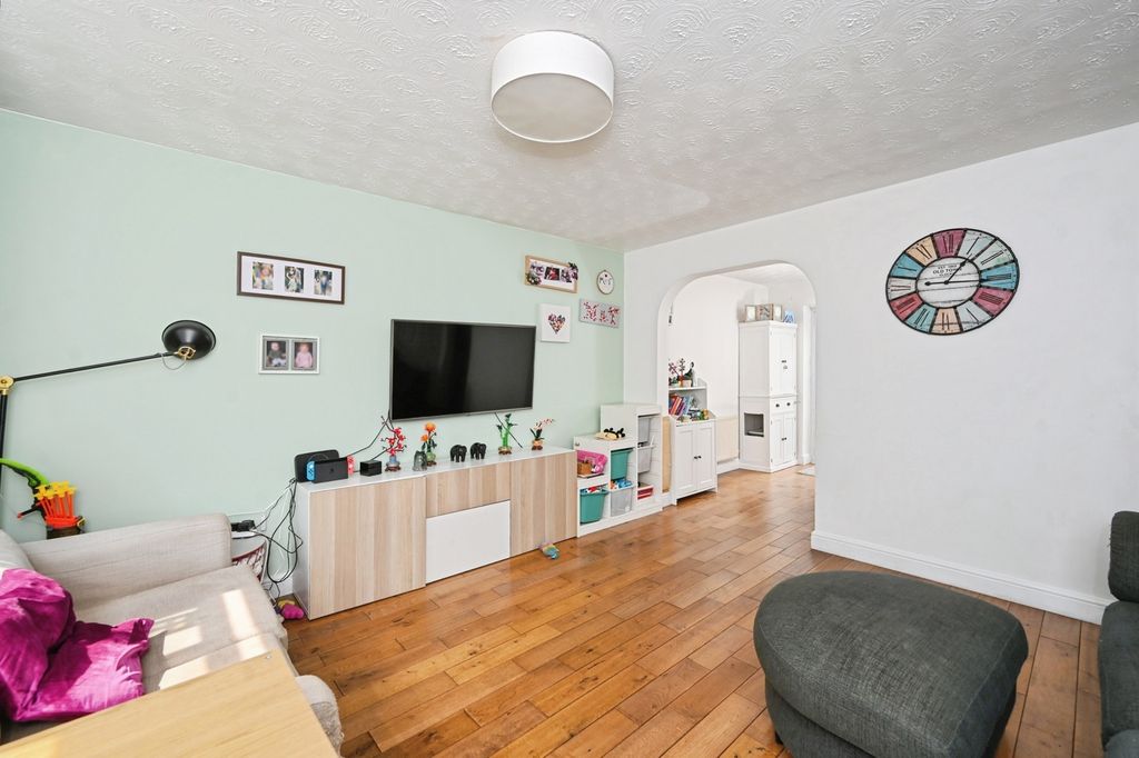 Property photo 3 of 17 Photo
