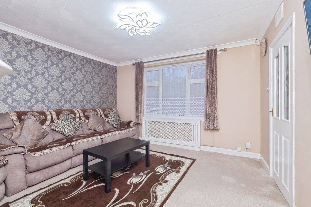 Property photo 2 of 19 Lounge