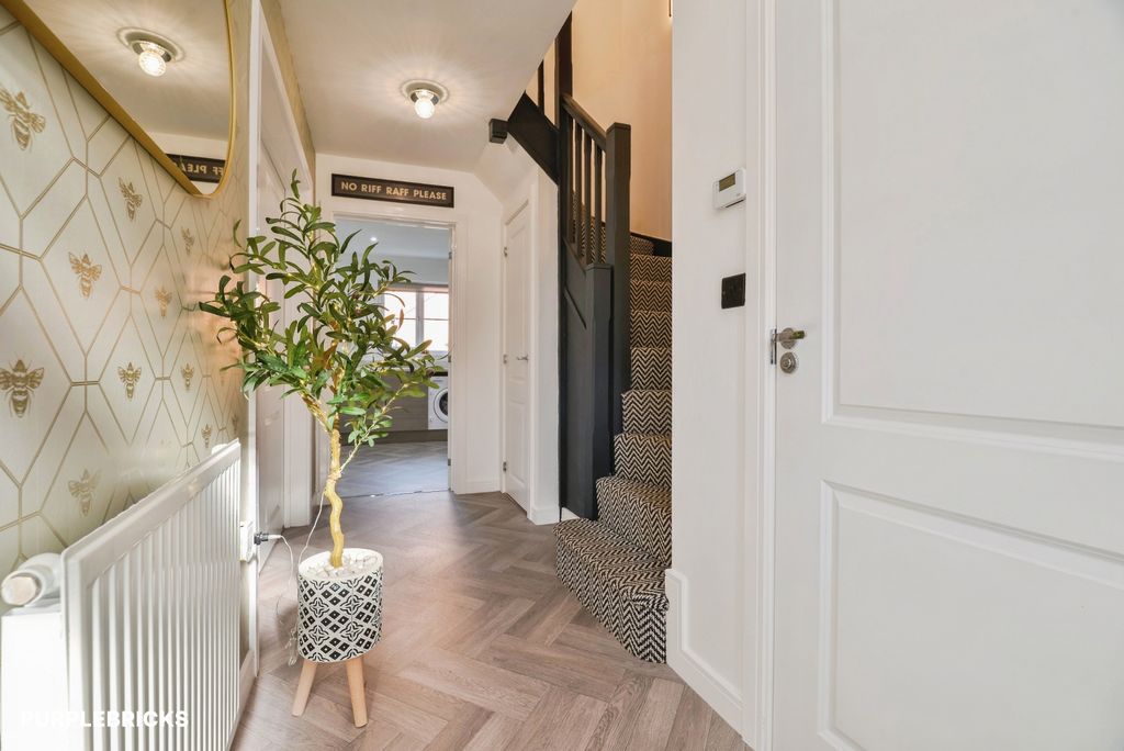 Property photo 2 of 16 Hallway