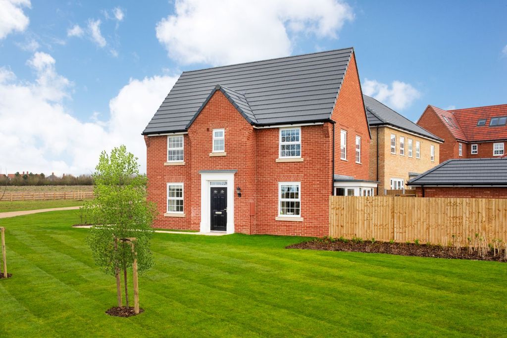 Property photo 1 of 9 4 Bedroom Hollinwood