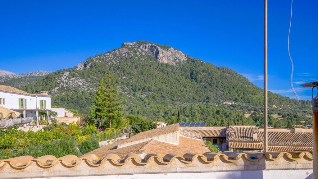 Property photo 3 of 13 View (3)