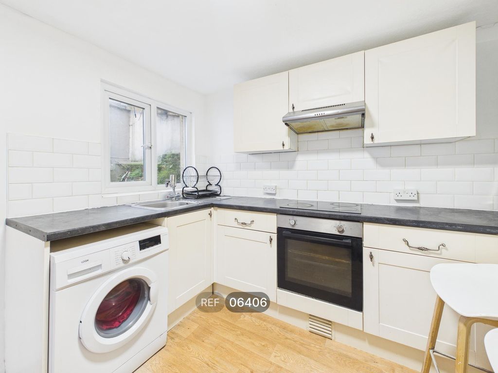 Property photo 3 of 17 Kitchen