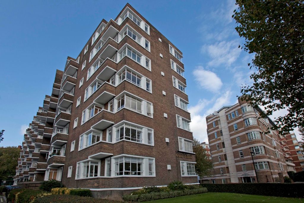 Property photo 1 of 10 Large 1 Bedroom Flat With Balcony
