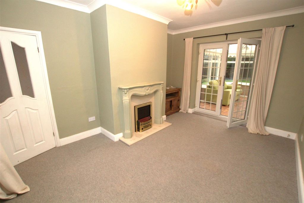 Property photo 2 of 10 Living Oom.Jpg