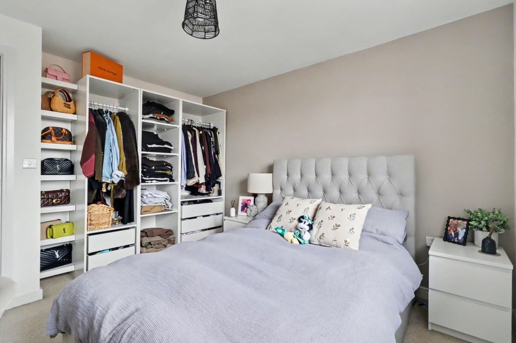 Property photo 3 of 9 Bedroom