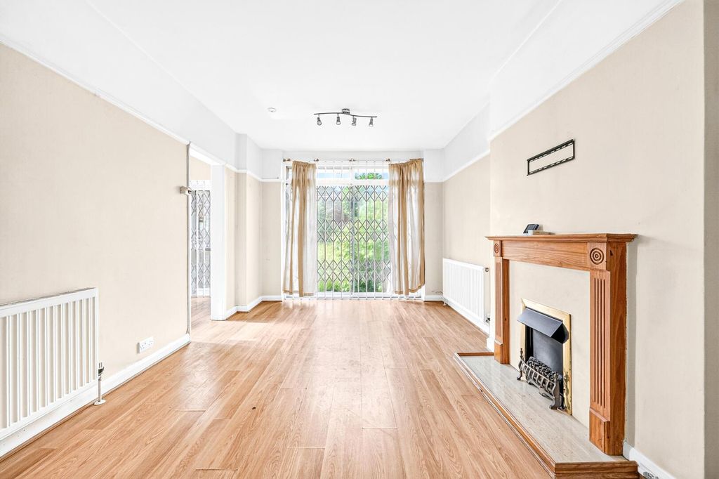 Property photo 1 of 17 Living Room
