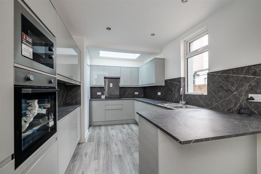 Property photo 3 of 14 Kitchen