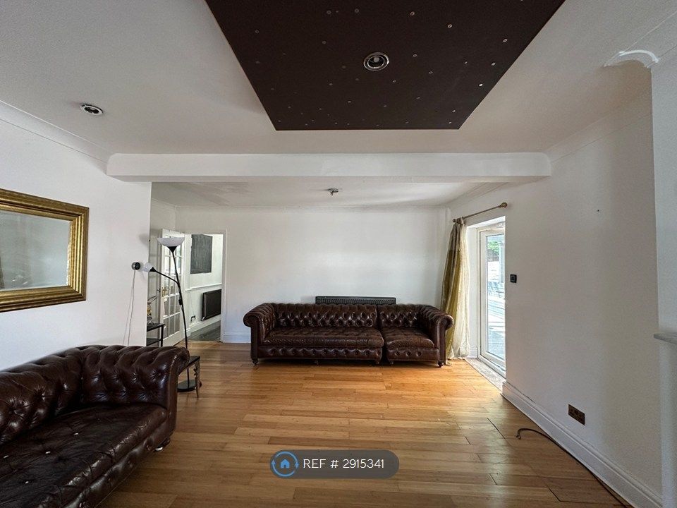 Property photo 1 of 18 Living Room