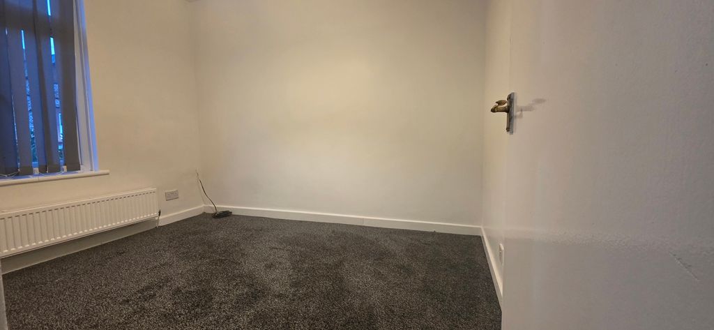 Property photo 2 of 6 Livingroom