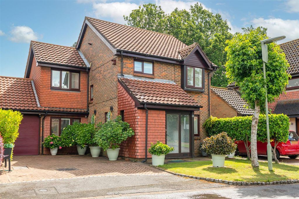 Property photo 2 of 17 26 Heritage Lawn Externals-18.Jpg