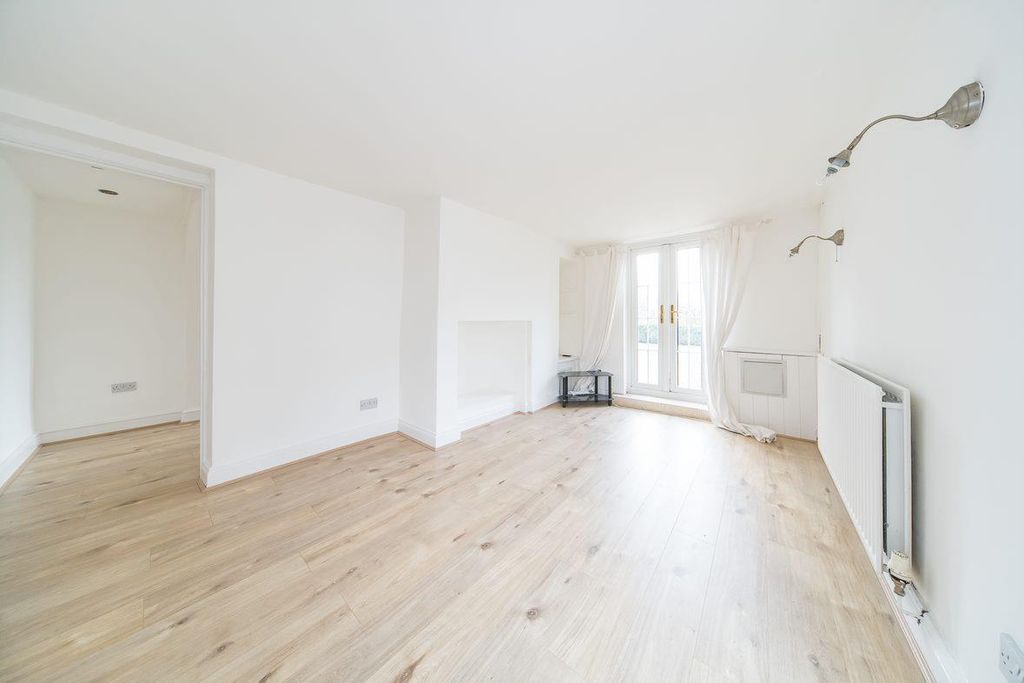 Property photo 2 of 18 4 Mill Lane Lounge 2.Jpg