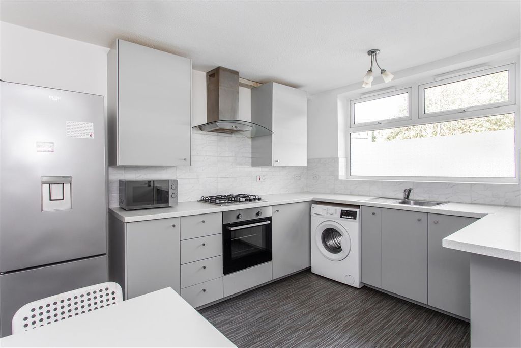 Property photo 2 of 19 Kitchen