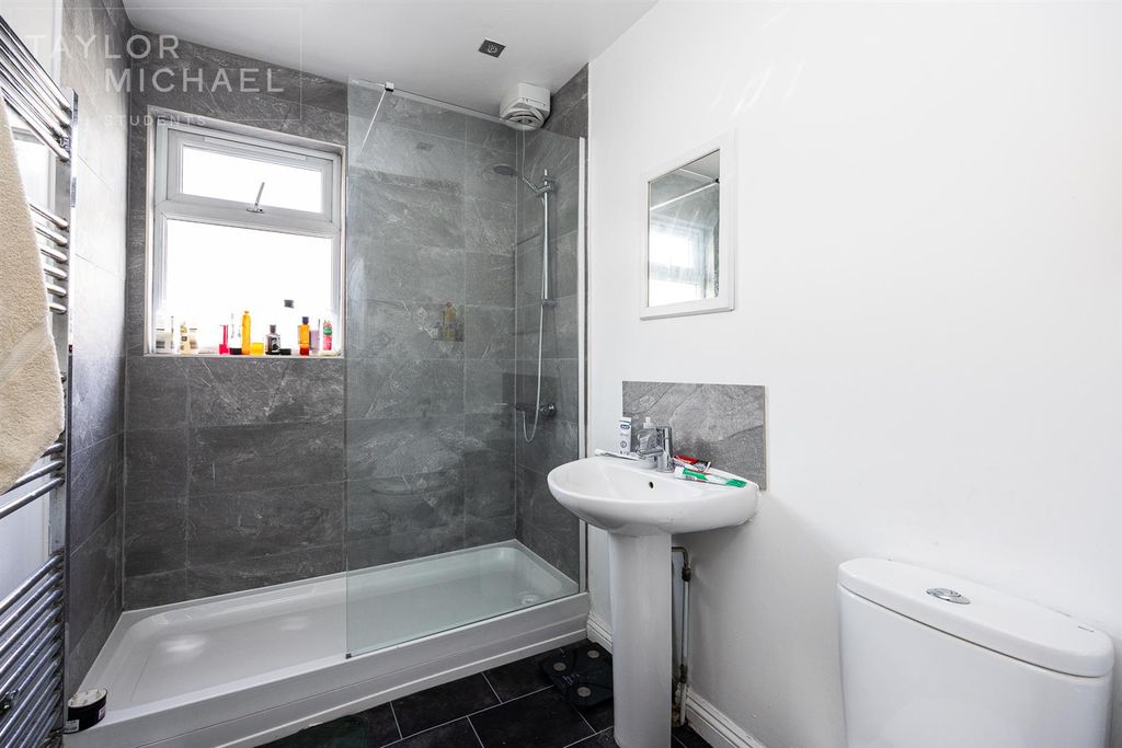 Property photo 3 of 7 Bathroom