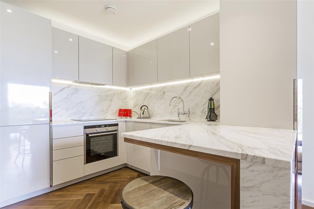 Property photo 3 of 19 Kitchen