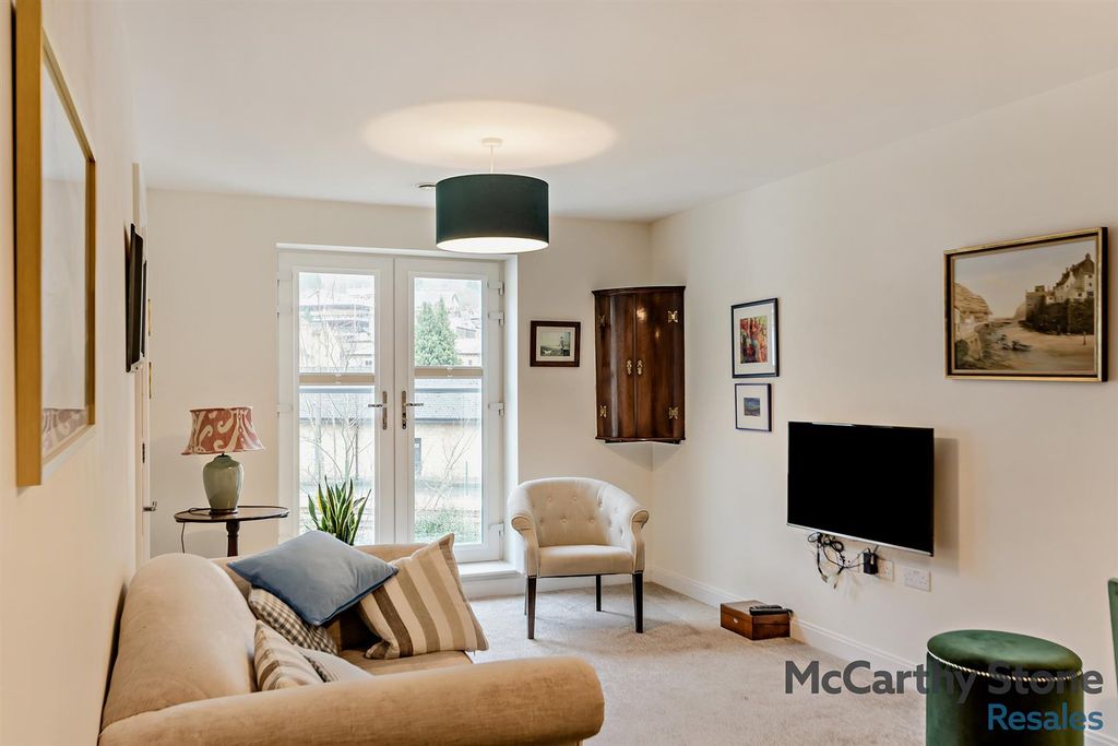 Property photo 2 of 26 8679727-Interior09-800.Jpg