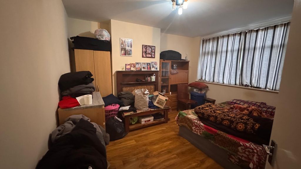Property photo 1 of 10 Spacious 4-Bedroom House With Driveway Â€“ Close To Southall Broadway