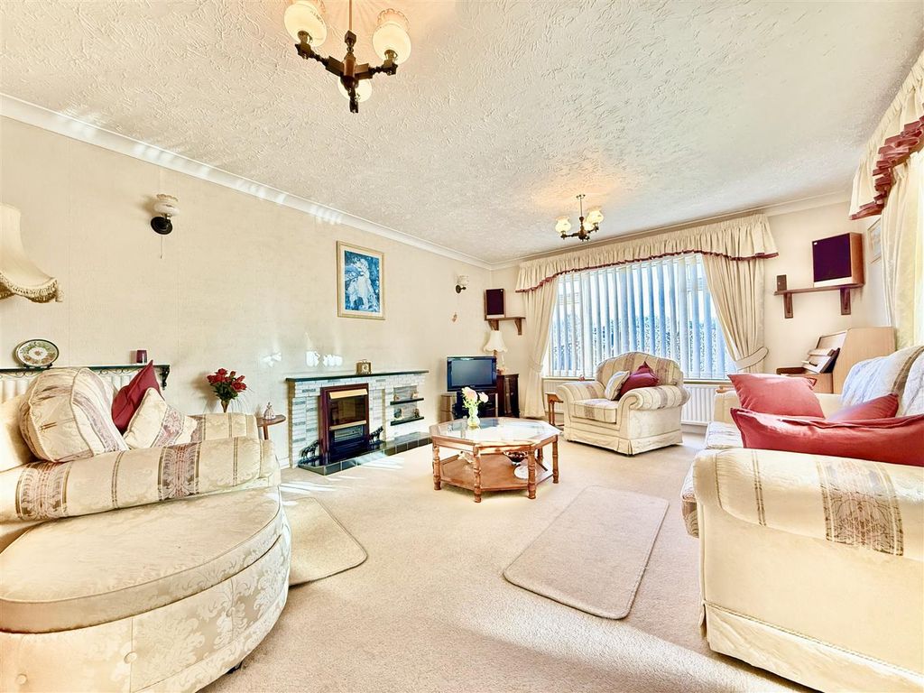 Property photo 3 of 21 Living Room