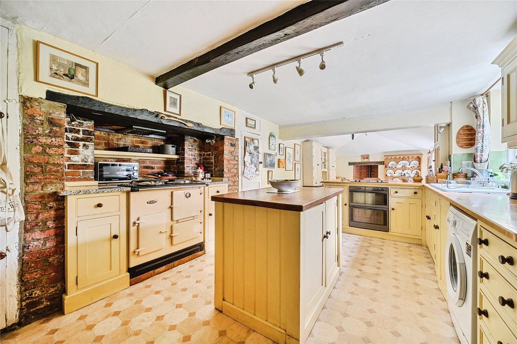 Property photo 3 of 23 Kitchen