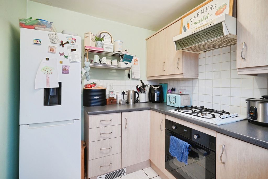 Property photo 3 of 18 Kitchen