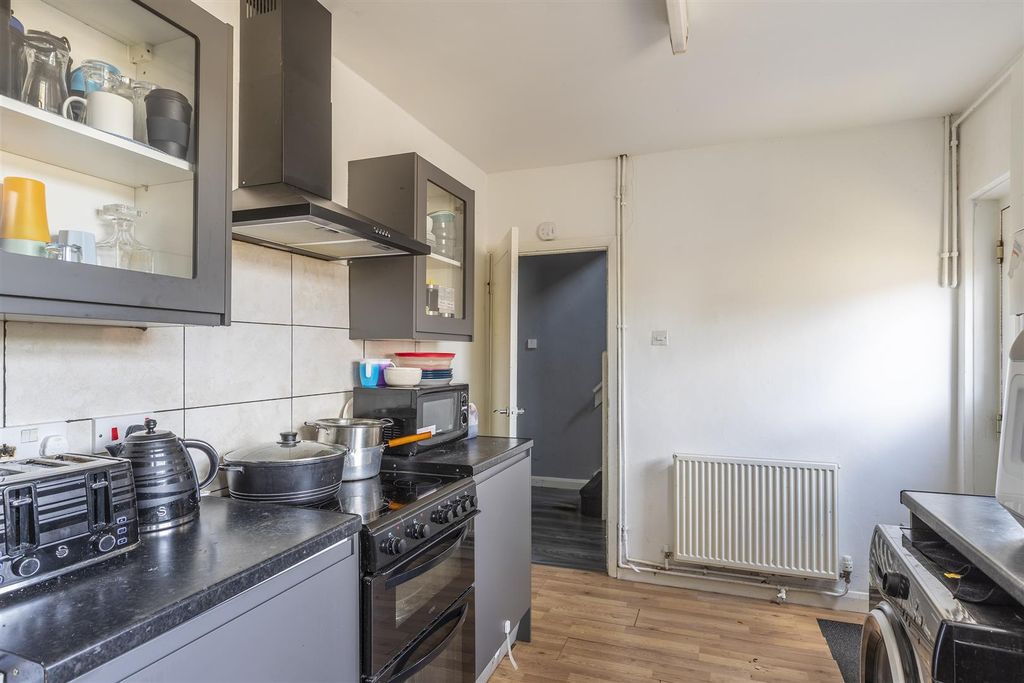 Property photo 3 of 17 Kitchen