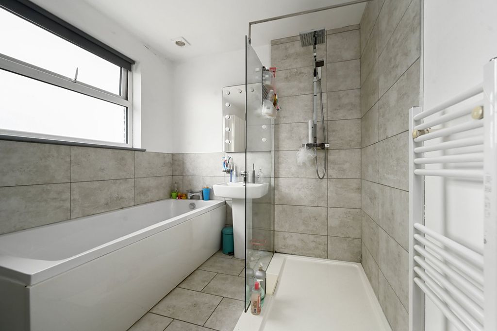 Property photo 3 of 20 Bathroom