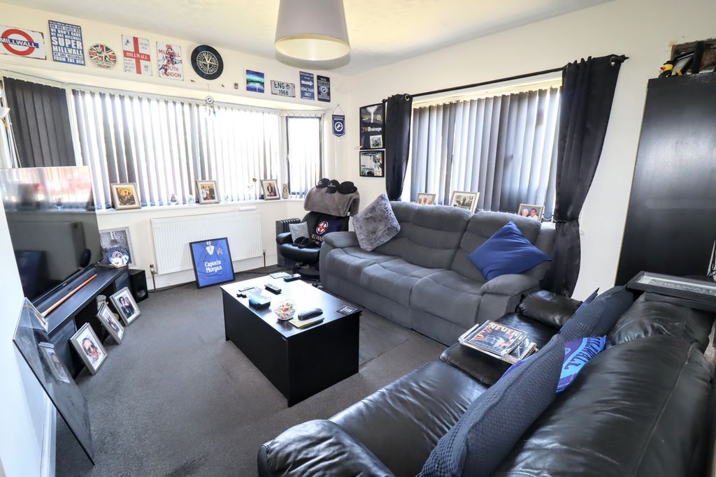 Property photo 2 of 10 Lounge