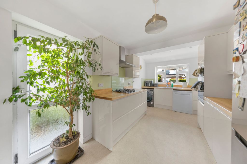 Property photo 2 of 27