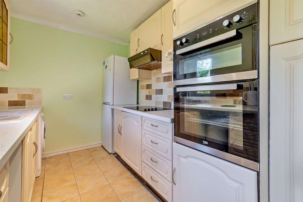 Property photo 3 of 15 8666732-Interior08-800.Jpg