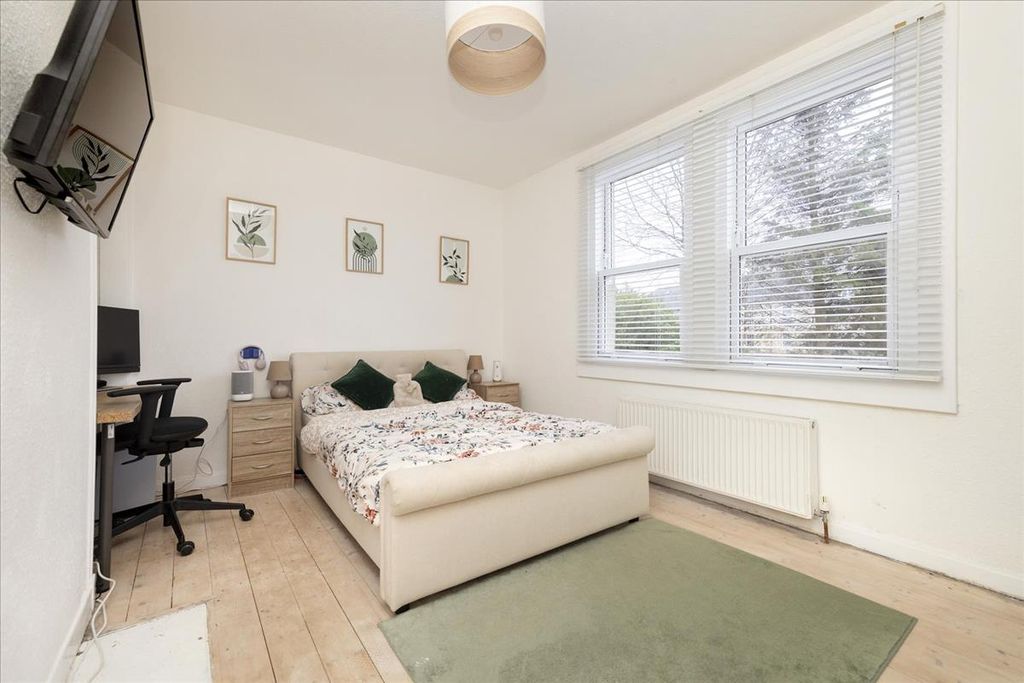 Property photo 2 of 28