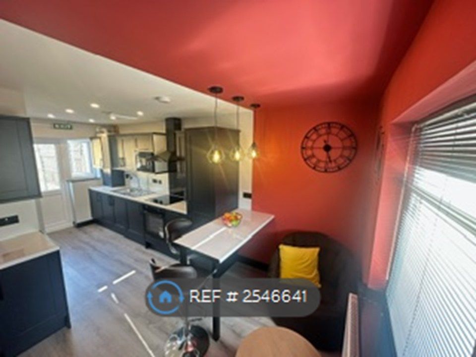 Property photo 1 of 31 Kitchen Diner (Fully Fitted With Breakfast Bar)