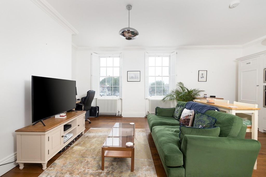 Property photo 1 of 14 Redcliffe Parade West2.Jpg