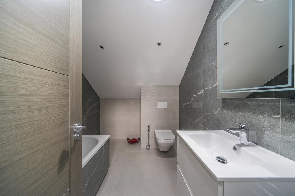 Property photo 2 of 22 Bathroom