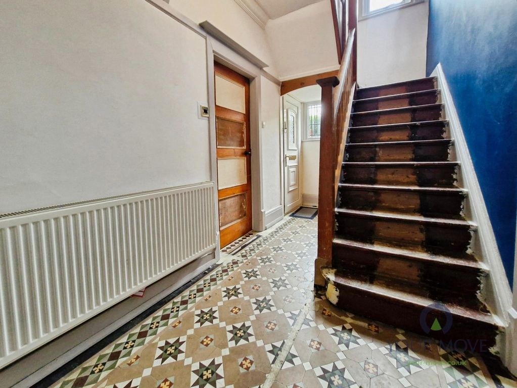 Property photo 3 of 19 Entrance Hall