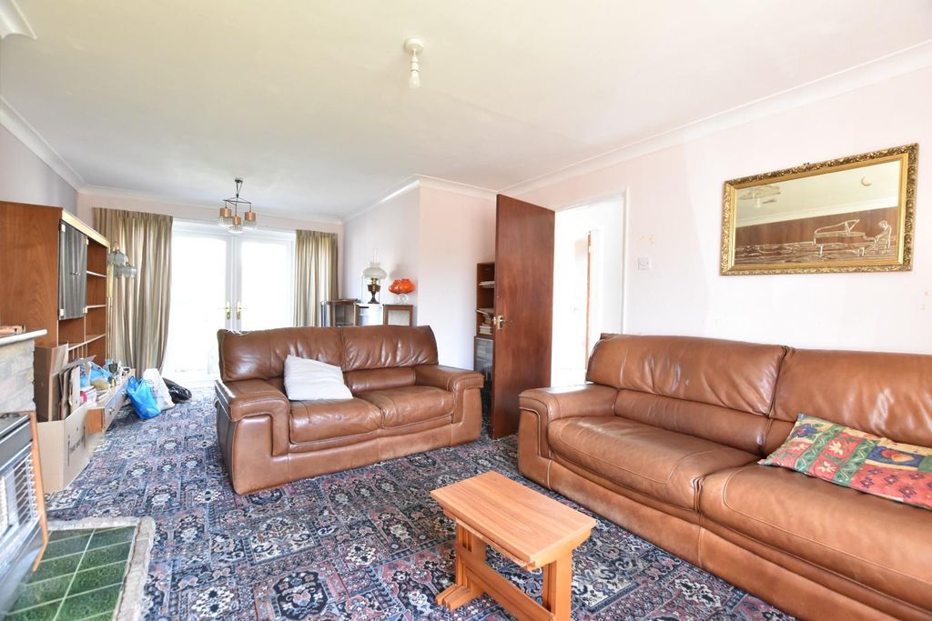 Property photo 1 of 17 Lounge
