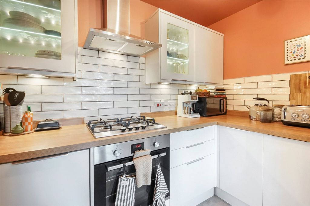 Property photo 3 of 19 Kitchen