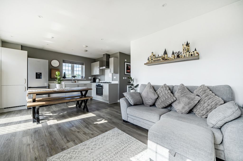 2 bed flat for saleWalton Heath, Binfield, Bracknell, Berkshire RG42 photo 4